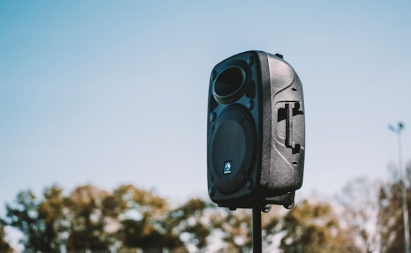 Casse acustiche professionali: come scegliere i diffusori perfetti per luoghi pubblici e outdoor