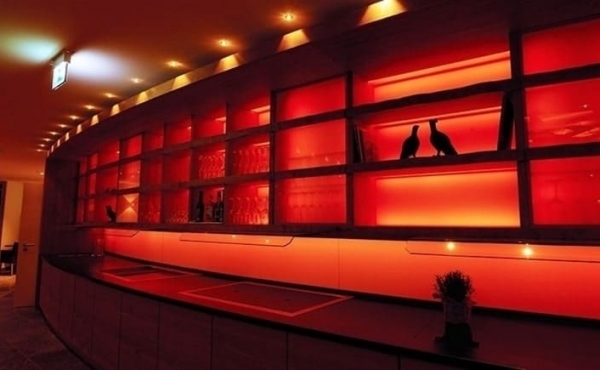 Guide to lighting a dark room without windows