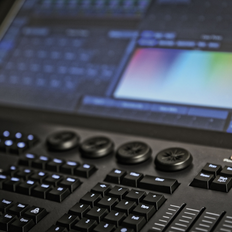 Controller luci DMX con 4 universi e monitor Infinity Chimp 300