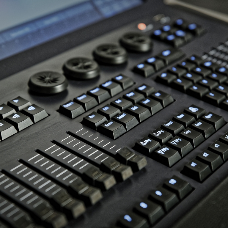 Controller luci DMX con 4 universi e monitor Infinity Chimp 300