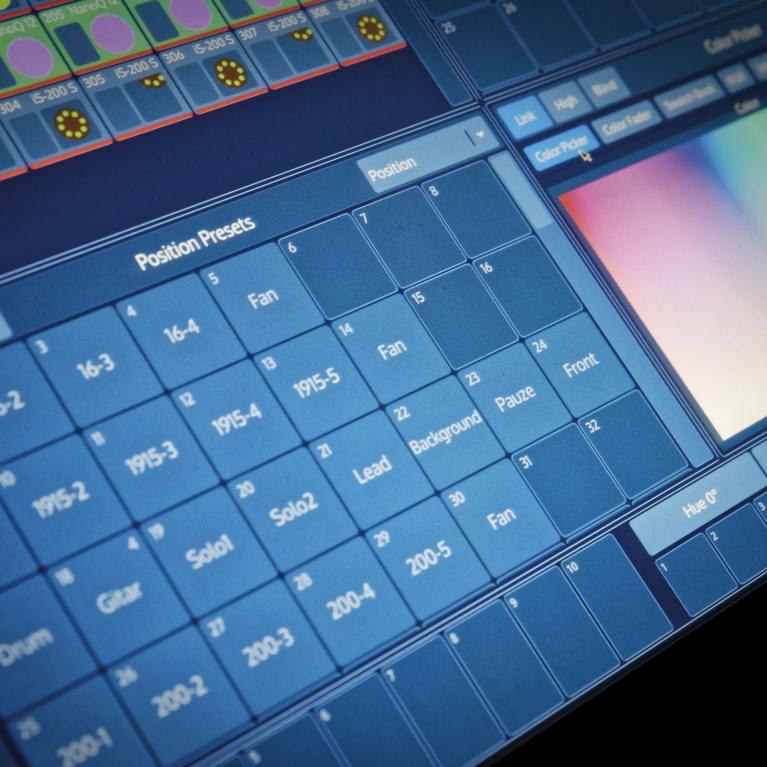 Controller luci DMX con 4 universi e monitor Infinity Chimp 300