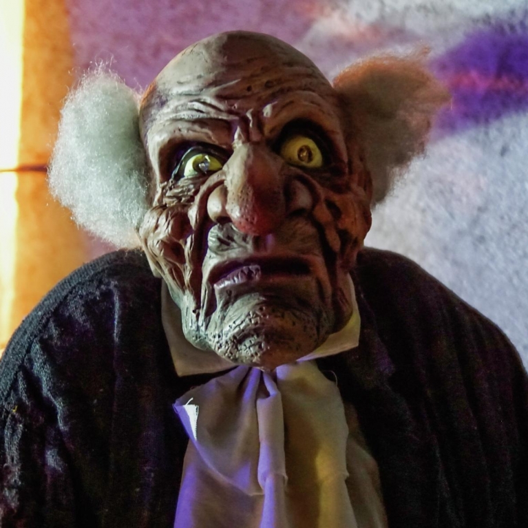 Figura Zeraktor maggiordomo zombie h 164 cm horror halloween