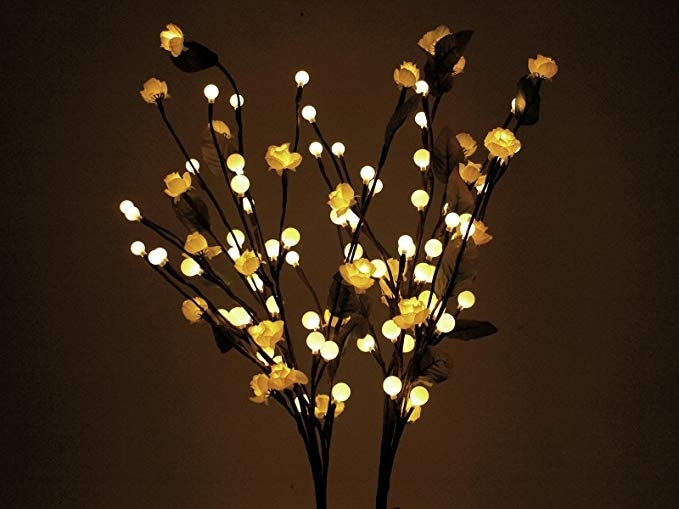Decorazione con camelia artificiale con led bianco 50cm