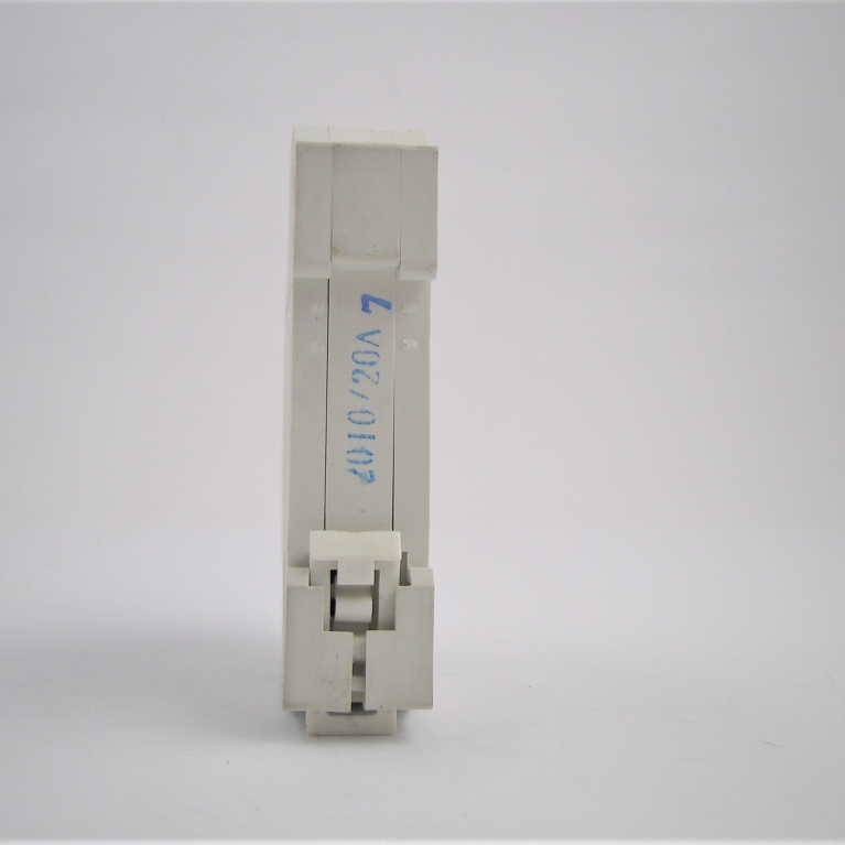 Interruttore modulare 1P+N singolo DZ47-32 C20 230V 4500A